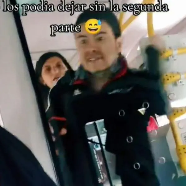 Conductor de SITP se hace viral en Colombia por video en el que expone a pareja de colados en Bogotá que le hicieron por no detener el bus.