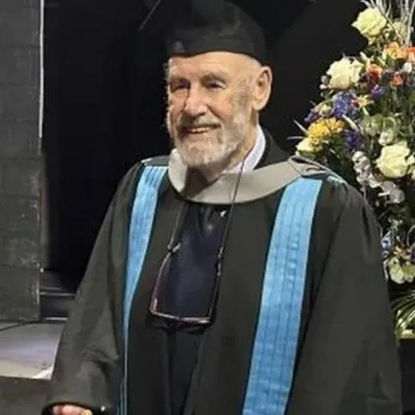 Hombre de 95 años se gradúa de filósofo en la Universidad de Kingston en Inglaterra.