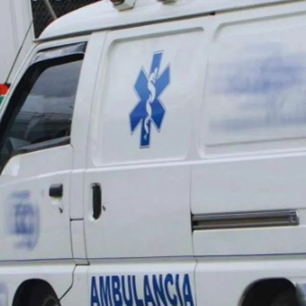 Foto de ambulancia por accidente de SITP y motociclistas en Bogotá