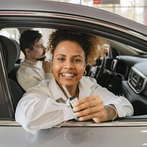 Foto de mujer estrenando vehículo, en nota de que compra y venta de carros en Colombia gracias a TikTok se populariza; dicen cómo