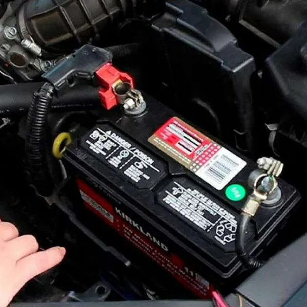 Foto de batería de automóvil, en nota de por qué se descarga batería del carro estando apagado; clima y más razones claves