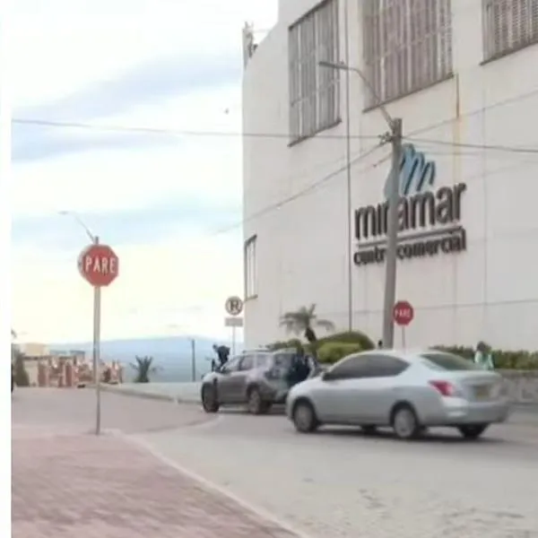 En el centro comercial Miramar de Barranquilla unos ladrones forzaron un cajero con máquinas de soldar y habrían drogado a vigilantes para hacer millonario hurto