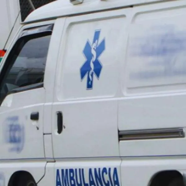 Foto de ambulancia por accidente de carro que cayó de un parqueadero