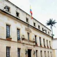 Dos importantes directores de la Cancillería renunciaron luego de conocerse que Álvaro Leyva acataría la suspensión de la Procuraduría.