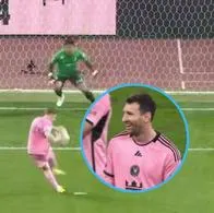 Momento en el que Lionel Messi se ríe, supuestamente, del fallo de un penal de un compañero de Inter Miami vs. Vissel Kobe