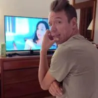 Momento en el que Rigoberto Urán está viendo la novela sobre su vida y le hace una escena de celos a su esposa, Michelle Durango