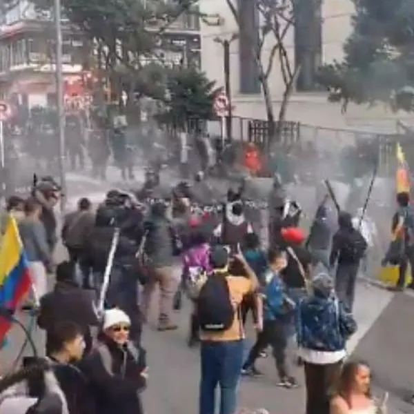 Momento en el que el antiguo Esmad interviene los disturbios ocurridos frente al Palacio de Justicia en Bogotá
