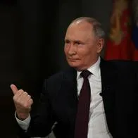 El presidente ruso Vladimir Putin, en entrevista con el trumpista Tucker Carlson.