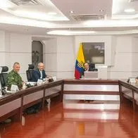El presidente Gustavo Petro, reunido con fuerza pública al final de marchas del 8 de febrero.