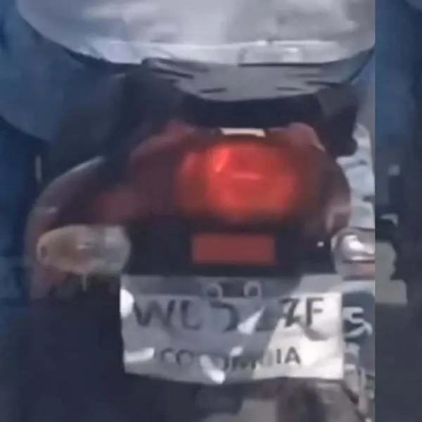 ¡De no creer!: Motociclista portaba en su vehículo una placa de papel