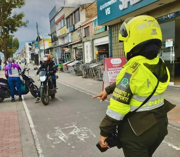 ¿Qué debe hacer si pagó una multa de tránsito y aún se la cobran?