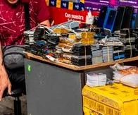 La historia del Ópera, la cuadra que se convirtió en el punto donde se revenden los celulares robados en Medellín 