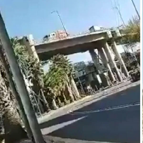 Video | Joven cae de puente a pesar de la ayuda que estaba recibiendo de las autoridades