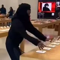 Captura de pantalla de video de robo de celulares.