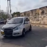 Captura de video de mujer que hizo devolver a contutor en contravía. 