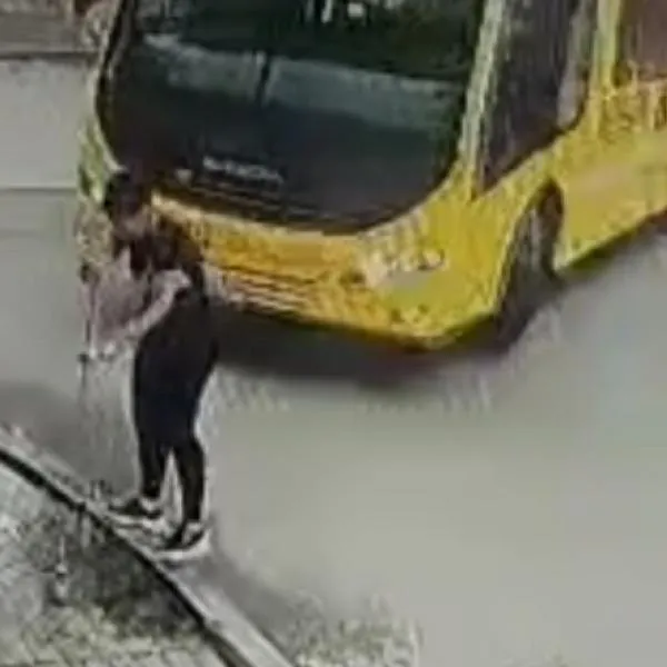Bus del SITP atropelló violentamente a una mujer que se encontraba barriendo un andén