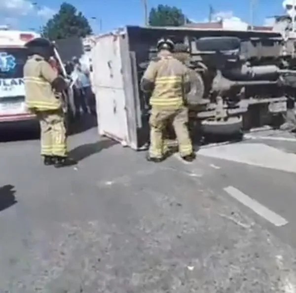 Accidente en Bogotá: choque entre bus de SITP y furgón dejó dos heridos