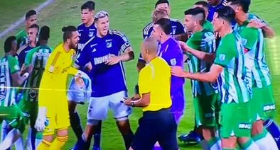 Insólito hecho en clásico Nacional-Millonarios; hubo pelea y arqueros fueron expulsados