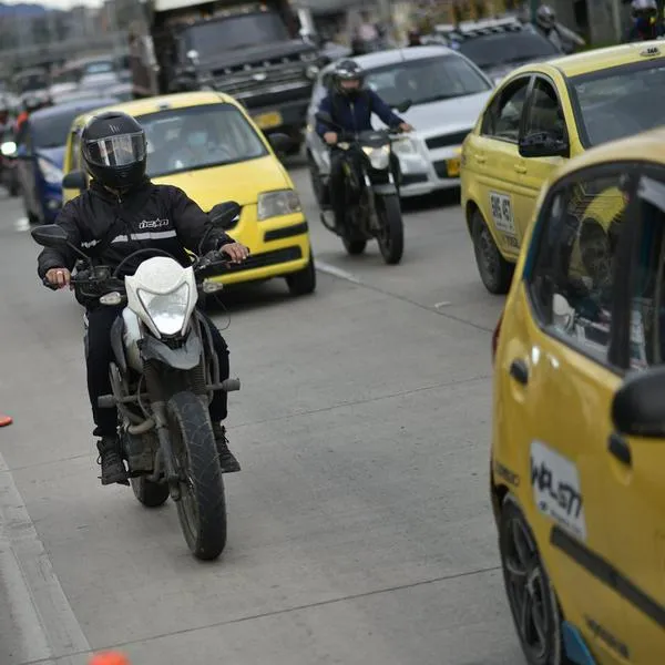 Imagen de tráfico en Bogotá por trancón en calle 80 tras accidente de camión. 