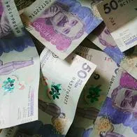 Foto de dinero colombiano por préstamos en bancos para mujeres