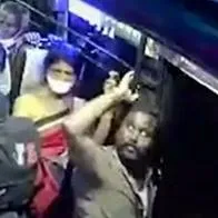 Hombre salvó a mujer de caer de un bus tras tomarla por el cabello