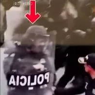 Se filtró video de Iván Duque disfrazado de agente del Esmad cuando era presidente combatiendo a manifestantes que gritaban por Gustavo Petro.