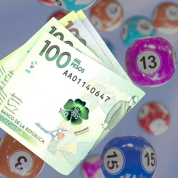 Billetes de 100.000 pesos colombianos y balotas, en nota sobre cuánto se gana en Baloto con 4 aciertos