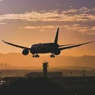 Foto de avión volando, en nota de cuánto vale vuelo de Bogotá a Dubai, ruta que Emirates Airlines busca en Colombia