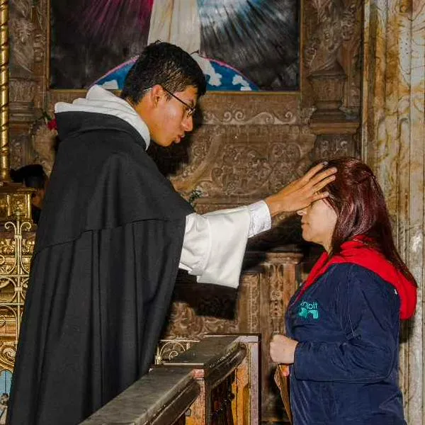 Foto de sacerdote en misa, en nota por Miércoles de ceniza, sobre qué significan las tres cruces de la señal de la cruz; evite error común