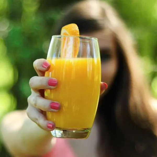 Foto de jugo de naranja, en nota de por qué los jugos de fruta son malos para cuerpo humano; explican cómo afectan la salud