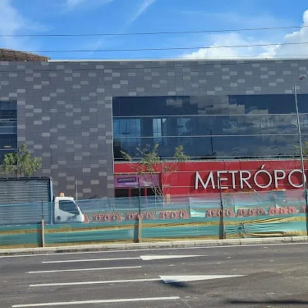 Grave accidente en el centro comercial Metrópolis en Bogotá: dos personas fueron atropelladas por un 'carro fantasma'. Hay un enorme trancón. 