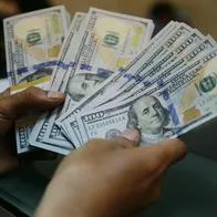 Comprar dólares: cuándo es buen momento si está arriba o abajo de $4.000