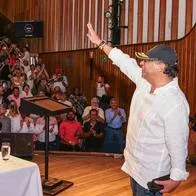 Petro fue recibido en medio de aplausos en la UIS de Bucaramanga: 