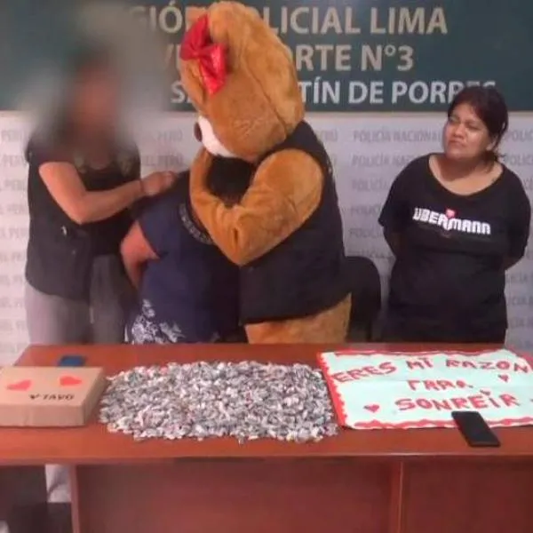 Policía se disfrazó de oso gigante de San Valentín para atrapar a delincuente y ella cayó. Sucedió en Perú.