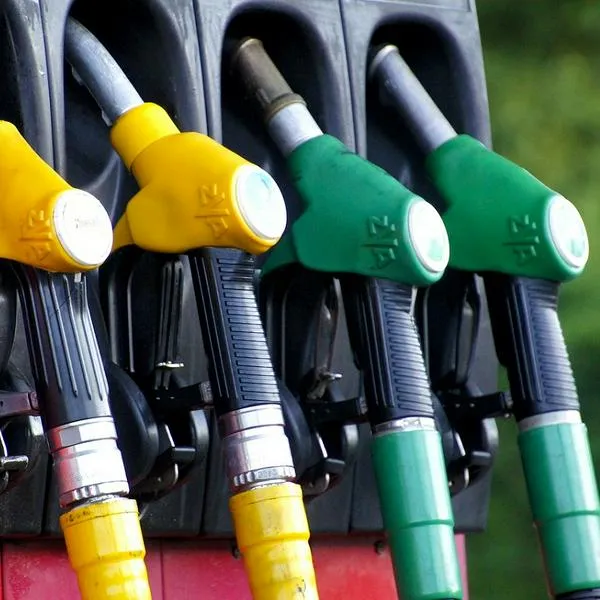 Precio de la gasolina en Colombia estaría $ 2.400 más alto de lo que debería