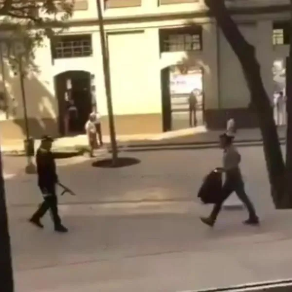 Policía baleó a sujeto que lo atacó con machete en Medellín: bala hirió a una bebé