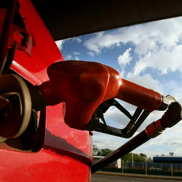 Carro tanqueado con gasolina, a propósito de la sugerencia del Fondo Monetario Internacional (FMI) de quitar subsidios en Colombia.