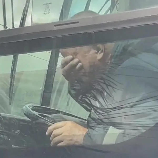 Conductor de SITP se dio 'refrescadita' dentro de un bus y se hizo viral: "Es un guerrero"