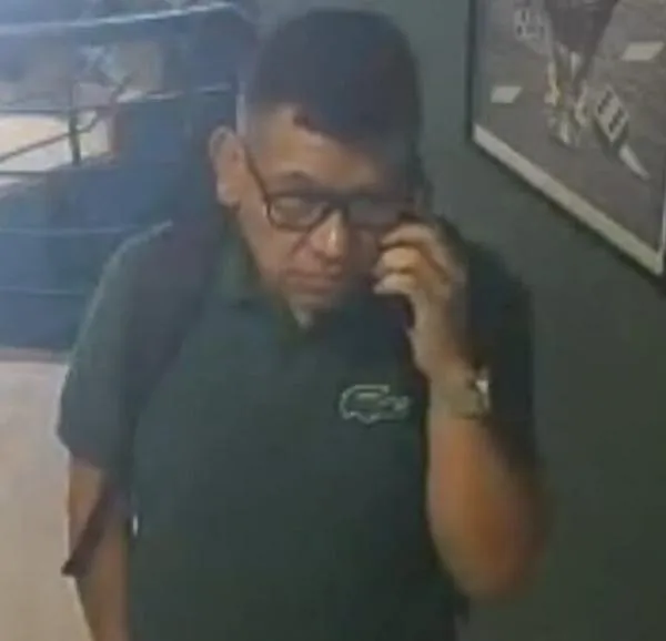 Este sujeto, como Pedro por su casa, se metió a oficina en Bogotá y robó dos computadores: video