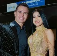 Jenny López, novia de Jhonny Rivera, mostró a su papá, dicen que es más joven.