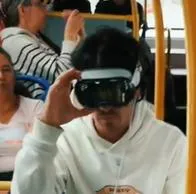 Qué estaba viendo el joven que usó gafas de realidad aumentada en Transmilenio.