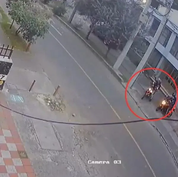 Momento en el que un sujeto es abordado por 4 ladrones en moto. Ocurrió en Teusaquillo, Bogotá