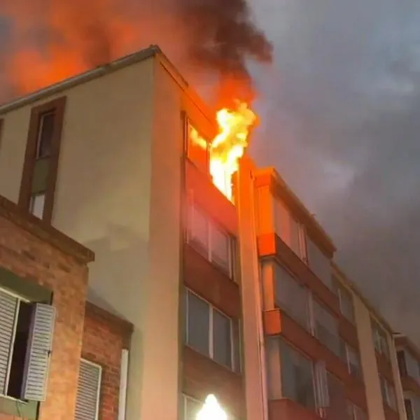 Incendio en Usaquén, norte de Bogotá, consume el techo de un edificio
