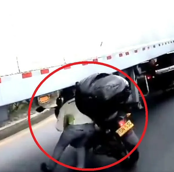 Motociclista que se metió debajo de tractomula para evitar trancón; hoy en Bogotá