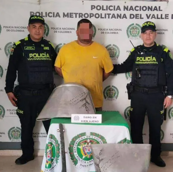 ¿Cómo le parece? Detienen a un hombre por dañar canecas de basura en un parque de Medellín