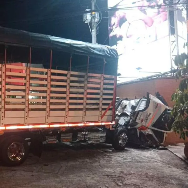 Camión terminó estrellado contra motel en Ibagué, en accidente que dejó heridos