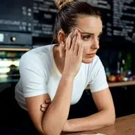 Foto de dueña de negocio preocupada, en nota de que Frubana, empresa proveedora de restaurantes, se va de Colombia y explicó por qué se va del país