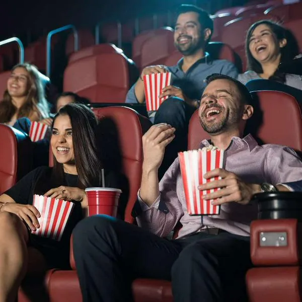 Foto de personas en cinema, en nota de que Cine Colombia dio fecha de boletas a 6.000 pesos para todas las películas y formatos