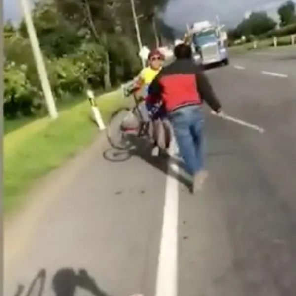 Momento en el que un conductor de camión agrede con un palo a ciclista en la carretera de Facatativá a Bogotá