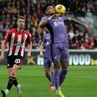 Luis Díaz aprovechó un error y dio asistencia para el gol de Cody Gakpo, en Brentford vs Liverpool